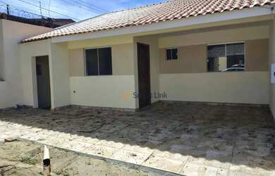 Imagem: A casa possui 4 Dormitórios, 2 Banheiros, 2 Vagas na garagem