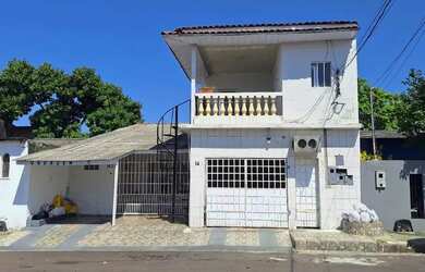 Imagem: A casa possui 5 Dormitórios, 4 Banheiros, 1 Vaga na garagem