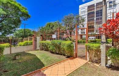 Imagem 4: Espaço, Sol e Tradição Casa Clássica com 6 Dormitórios em Terreno...