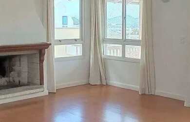 Imagem: A casa possui 4 Dormitórios, 4 Banheiros, 5 Vagas na garagem