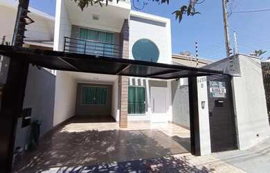 Imagem: A casa possui 4 Dormitórios, 3 Banheiros, 1 Vaga na garagem