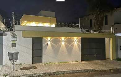 Imagem: A casa possui 3 Dormitórios, 3 Banheiros, 3 Vagas na garagem