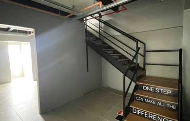 Imagem 2: Sala com Mezanino no Horto Office 69m² Pé Direito Duplo