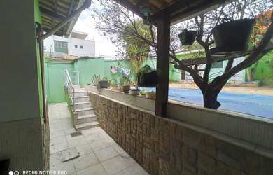 Imagem: A casa possui 3 Dormitórios, 3 Banheiros, 2 Vagas na garagem