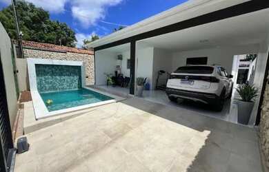 Imagem: A casa possui 3 Dormitórios, 2 Banheiros, 3 Vagas na garagem