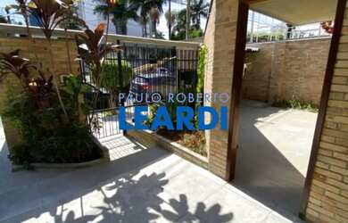 Imagem: A casa possui 4 Dormitórios, 5 Banheiros, 4 Vagas na garagem