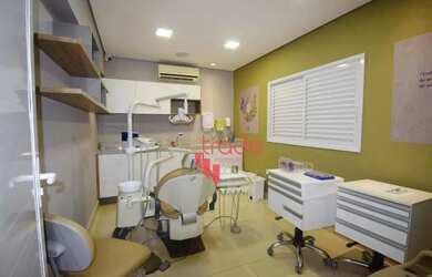 Imagem: O depósito possui 4 Vagas na garagem, 30m² de Área e está