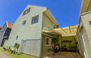 Imagem: A casa possui 3 Dormitórios, 3 Banheiros, 2 Vagas na garagem