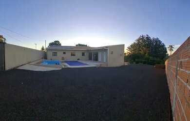 Imagem: A casa possui 2 Dormitórios, 3 Banheiros, 5 Vagas na garagem