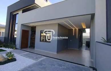 Imagem: A casa possui 3 Dormitórios, 2 Banheiros, 1 Vaga na garagem