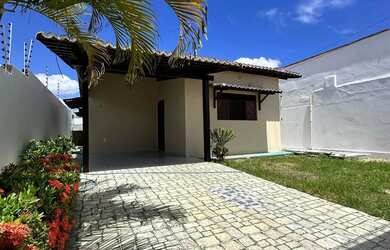 Imagem: A casa possui 3 Dormitórios, 2 Banheiros, 2 Vagas na garagem