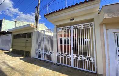 Imagem: A casa possui 3 Dormitórios, 2 Banheiros, 1 Vaga na garagem