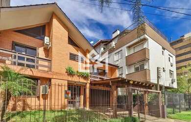 Imagem: A casa possui 3 Dormitórios, 5 Banheiros, 3 Vagas na garagem