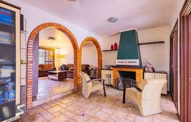 Imagem: A casa possui 3 Dormitórios, 5 Banheiros, 3 Vagas na garagem