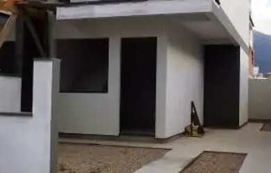 Imagem: A casa possui 2 Dormitórios, 2 Banheiros, 2 Vagas na garagem