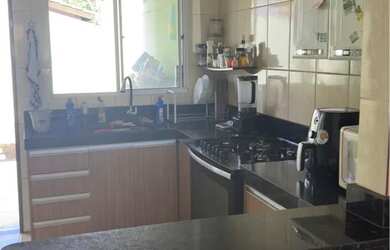 Imagem: A casa possui 2 Dormitórios, 1 Banheiro, 2 Vagas na garagem