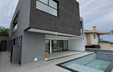 Imagem: A casa possui 4 Dormitórios, 2 Banheiros, 4 Vagas na garagem