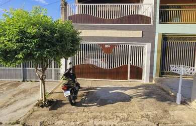 Imagem: A casa possui 3 Dormitórios, 2 Banheiros, 2 Vagas na garagem