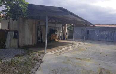 Imagem: A casa possui 3 Dormitórios, 2 Banheiros, 4 Vagas na garagem