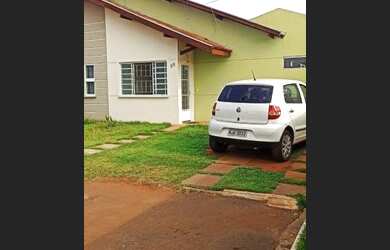 Imagem: A casa possui 3 Dormitórios, 2 Banheiros, 2 Vagas na garagem