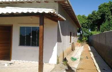 Imagem: A casa possui 3 Dormitórios, 2 Banheiros, 2 Vagas na garagem