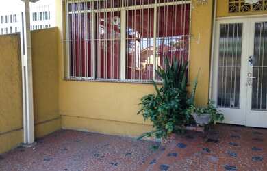 Imagem: A casa à venda possui 2 Dormitórios, 2 Banheiros, 1 Vaga na