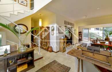 Imagem: A casa possui 4 Dormitórios, 4 Banheiros, 4 Vagas na garagem