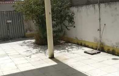 Imagem: A casa possui 2 Dormitórios, 3 Banheiros, 1 Vaga na garagem