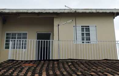 Imagem: A casa possui 2 Dormitórios, 1 Banheiro e está localizado
