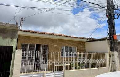 Imagem: A casa possui 4 Dormitórios, 2 Banheiros, 1 Vaga na garagem