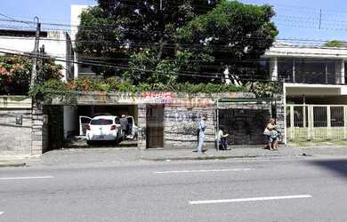 Imagem: A casa possui 4 Dormitórios, 1 Banheiro, 2 Vagas na garagem