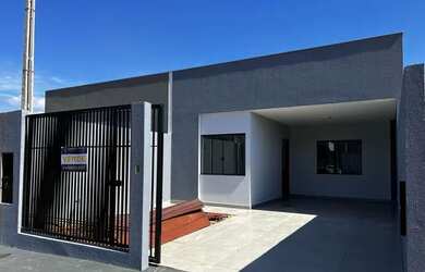 Imagem: A casa possui 3 Dormitórios, 2 Banheiros, 2 Vagas na garagem