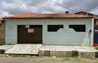 Imagem: A casa possui 2 Dormitórios, 1 Banheiro e 1 Vaga na garagem