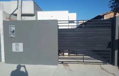 Imagem: A casa possui 2 Dormitórios, 1 Banheiro, 2 Vagas na garagem