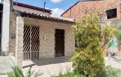 Imagem: A casa possui 3 Dormitórios, 2 Banheiros, 1 Vaga na garagem