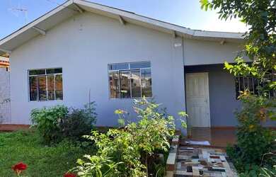 Imagem: A casa possui 3 Dormitórios, 1 Banheiro, 4 Vagas na garagem