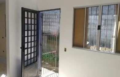 Imagem: A casa possui 2 Dormitórios, 1 Banheiro, 1 Vaga na garagem