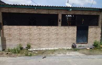 Imagem: A casa possui 3 Dormitórios, 1 Banheiro, 2 Vagas na garagem