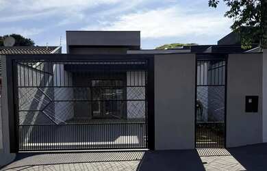 Imagem: A casa possui 3 Dormitórios, 2 Banheiros, 3 Vagas na garagem