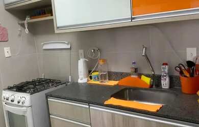 Imagem: O apartamento possui 2 Dormitórios, 1 Banheiro, 1 Vaga na garagem