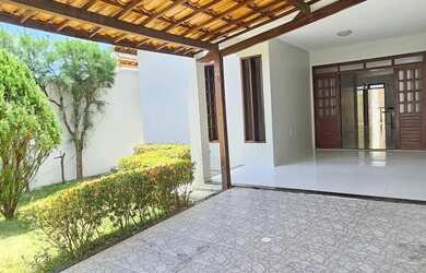 Imagem: A casa possui 3 Dormitórios, 4 Banheiros, 2 Vagas na garagem