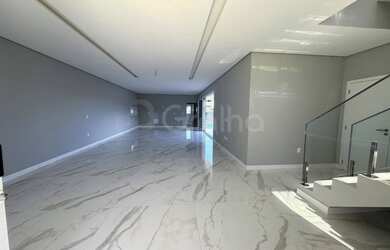 Imagem: A casa possui 4 Dormitórios, 5 Banheiros, 2 Vagas na garagem