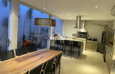 Imagem: A casa em condomínio possui 3 Dormitórios, 4 Banheiros, 2