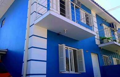 Imagem: A casa possui 3 Dormitórios, 2 Banheiros, 2 Vagas na garagem