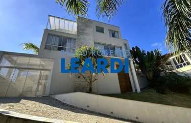 Imagem: A casa em condomínio possui 5 Dormitórios, 1 Banheiro, 3 Vagas