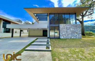 Imagem: A casa em condomínio possui 4 Dormitórios, 4 Banheiros, 5