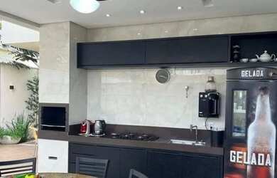 Imagem: A casa possui 4 Dormitórios, 5 Banheiros, 235m² de Área e