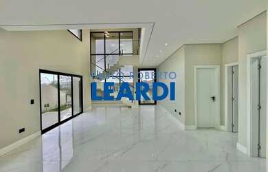 Imagem: A casa em condomínio possui 4 Dormitórios, 5 Banheiros, 4