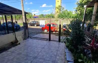 Imagem: A casa possui 2 Dormitórios, 1 Banheiro, 1 Vaga na garagem