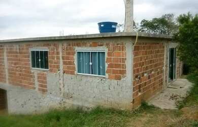 Imagem: A casa possui 3 Dormitórios, 1 Banheiro e 1 Vaga na garagem